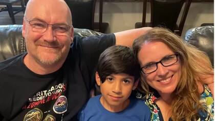 La familia se enteró el mismo día que les iban a entregar a un bebé
