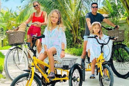 La familia se hospedó en el lujoso resort Joali Maldives, donde recorrieron la zona en bicicleta.