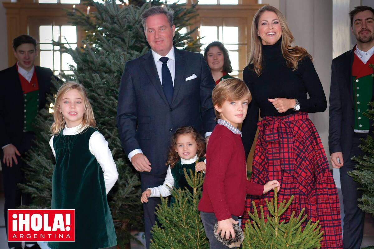 La familia se vistió con los colores navideños: la princesa lució una falda escocesa en rojo, con vuelo, y polera y botas negras. Leonore y Adrienne tenían jumpers en verde inglés y Nicolas, un suéter bordó.
