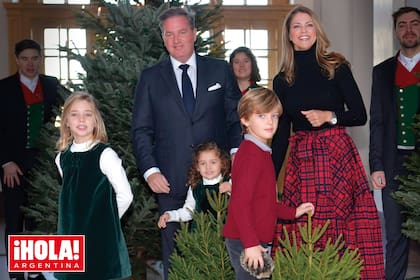 La familia se vistió con los colores navideños: la princesa lució una falda escocesa en rojo, con vuelo, y polera y botas negras. Leonore y Adrienne tenían jumpers en verde inglés y Nicolas, un suéter bordó.