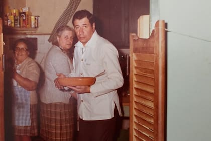 La familia Silvano en la cocina del restaurante, en una foto histórica.