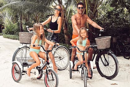 La familia Simeone-Pereyra durante un paseo en bicicleta por la playa.