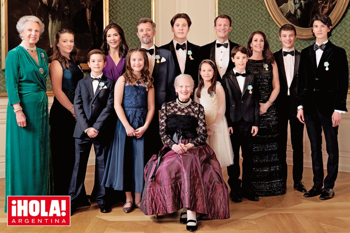 La familia sumó a sus looks una medalla conmemorativa por el medio siglo de reinado de Margarita de Dinamarca, una pieza dorada con una corona en la parte superior y en la que aparece la reina rodeada de los tres leones que vigilan la entrada del castillo de Rosenborg.