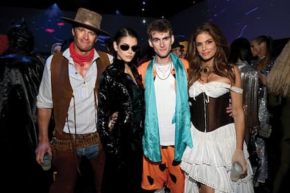 La familia unida en la fiesta de Hallowen en la que Presley oficializó su romance con Lexi Wood, en 2022