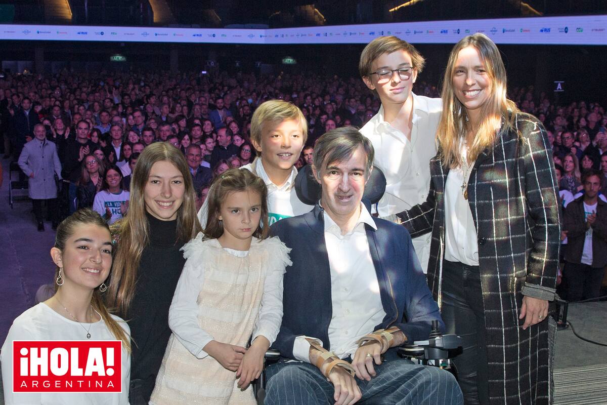 La familia unida. Esteban Bullrich y su mujer, Eugenia Uque Sequeiros, posan sobre el escenario del Movistar Arena junto a sus cinco hijos. De izquierda a derecha: Margarita, Luz, Paz, Agustín y Lucas.