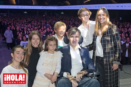 La familia unida. Esteban Bullrich y su mujer, Eugenia Uque Sequeiros, posan sobre el escenario del Movistar Arena junto a sus cinco hijos. De izquierda a derecha: Margarita, Luz, Paz, Agustín y Lucas.