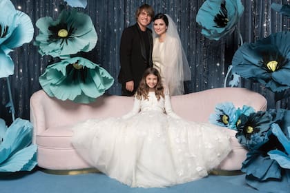 La familia unida. Paola, hija de Laura y Paolo, lució un vestido con falda de tul con flores y hojas bordadas.