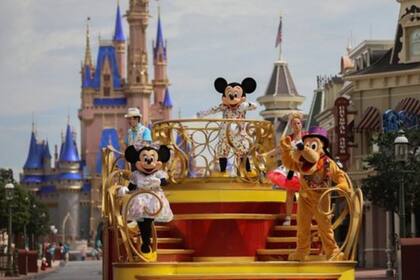 La familia viajó a Disney y al niño adoptivo lo dejaron con un cuidador