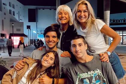 La familia viajó a Miami y en su paso por Estados Unidos, la panelista de Los ángeles de la mañana (eltrece) hizo las gestiones para que su madre, Dora, recibiera la dosis de la vacuna contra el coronavirus