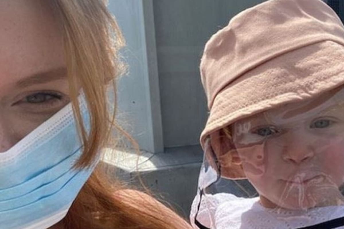 La familia vive en Londres y tras ver el rasguño de la pequeña hija se trasladaron de emergencia al hospital