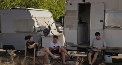 La familia vive en una caravana de cuatro metros cuadrados