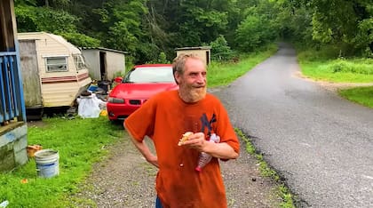 La familia vive en una casa deteriorada en Virginia
