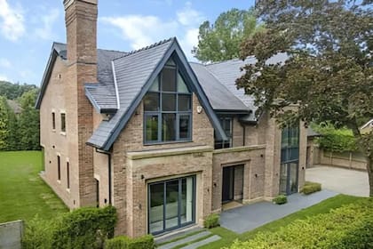 La familia vive en una casa ubicada en el condado de Cheshire, Inglaterra