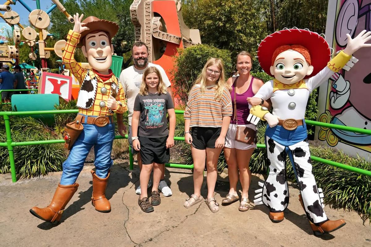 La familia vive entre el 60 % y 70 % del año en Fort Wilderness Resort, dentro de Disney World Orlando