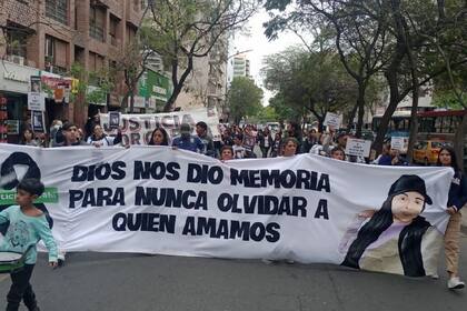 La familia y los amigos de Gabriela Pérez siguen reclamando la detención del culpable.