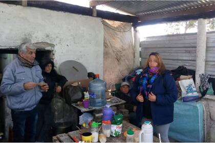 La familia y los vecinos acampan en la costa esperando noticias de Franco y Amadeo