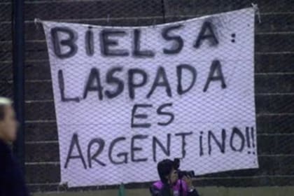 La famosa bandera con la que los hinchas de Olimpo pedían que fuera llamado a la selección argentina