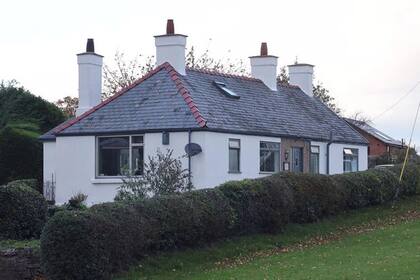 La famosa casa en medio de una rotonda en Wales. Créditos: Daily Post Wales.