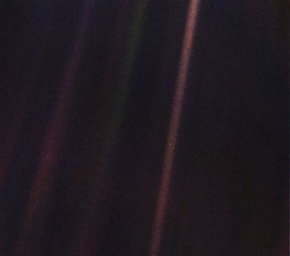 La famosa foto de la Voyager que muestra a la Tierra como un "punto azul pálido"