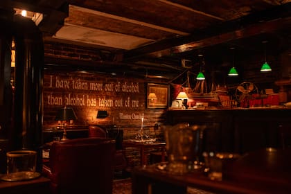 La famosa frase de Churchill sobre el alcohol está pintada en una pared de ladrillo del club