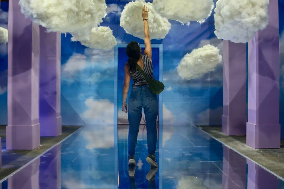 La famosa frase "tocar el cielo con las manos" detrás de una de las puertas imaginarias que se abren en La Rural