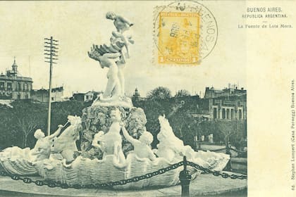 La famosa fuente de la artista, realizada en mármol de Carrara, representa el nacimiento de la diosa Venus, que es asistida y sostenida por dos criaturas mitológicas, las Nereidas (postal de 1906)