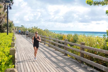La famosa pasarela de Miami Beach es un sendero de baldosas rosas que bordea Ocean Drive