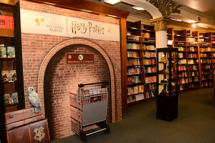 La famosa plataforma del Hogwarts Express en el espacio Harry Potter de librería Gran Splendid