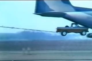 De la pick up lanzada de un avión a la caza del zorro: las publicidades de autos más recordadas