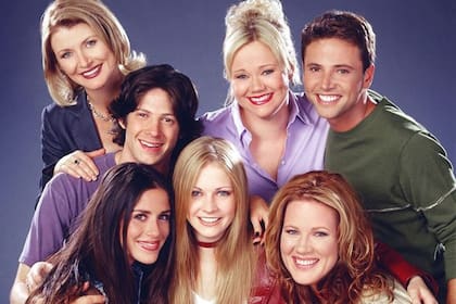 La famosa serie, "Sabrina, la bruja adolescente" cumplió 15 años de su final y la publicación estadounidense EW armó un reencuentro de todos sus protagonistas.