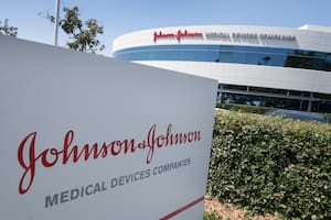 La farmacéutica Johnson & Johnson ya tuvo varias complicaciones en la vacunación, tras haber frenado la inmunización en Estados Unidos durante abril para estudiar casos sospechosos.