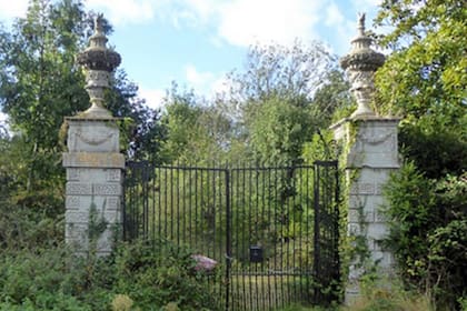 La fastuosa puerta de lo que fue la mansión del rey iraquí Faisal II