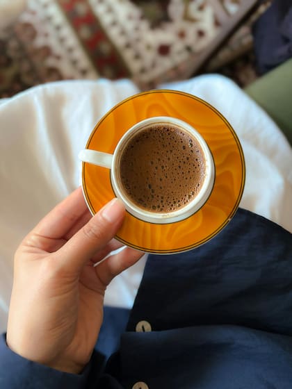 La FDA recomienda de dos a tres tazas de café al día como dosis máxima para un adulto (Pexels/Afitab)