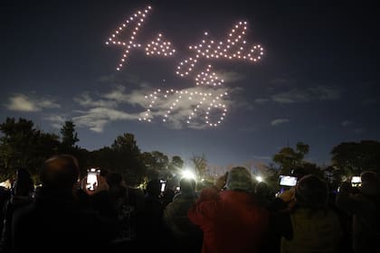 La fecha de la independencia de los Estados Unidos, dibujada por drones en el cielo porteño