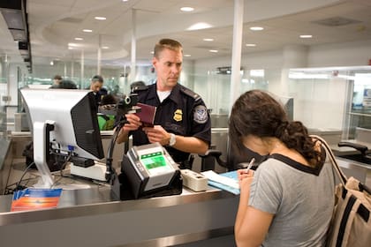 La fecha registrada en el sello o en el formulario I-94 establece hasta cuándo puede permanecer el extranjero, aunque su visa venza durante el viaje