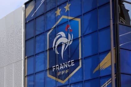 La Federación Francesa de Fútbol se alineó con el gobierno para frenar una vez más la actividad