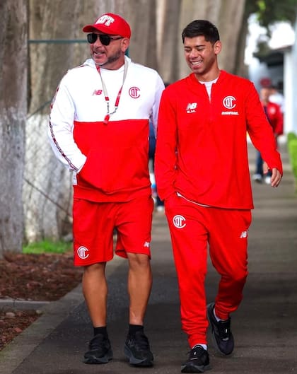La felicidad de Antonio Mohamed junto a su hijo Sahyr en una jornada de trabajo en Toluca (Gentileza: Antonio Mohamed)