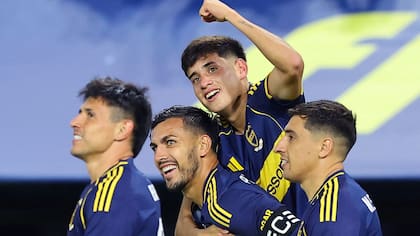 La felicidad de Aranda, a caballito de Paredes, después de marcar su primer gol en Primera