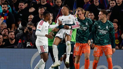 La felicidad de Kylian Mbappé tras anotar el gol del triunfo sobre la hora; el francés anotó el doblete que rompió con el puntaje perfecto del Barca.