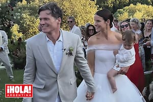 La felicidad de los recién casados compartida con su hijo, testigo de un momento inolvidable.