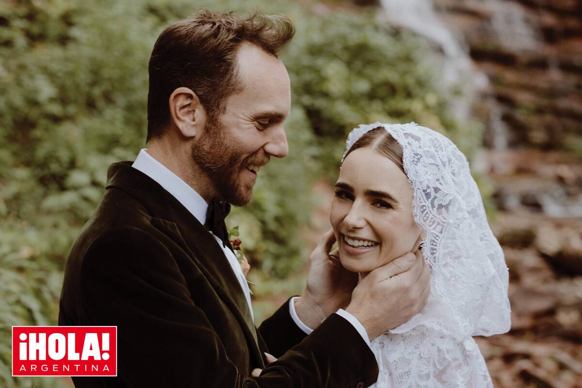 La felicidad de los recién casados en una romántica imagen.