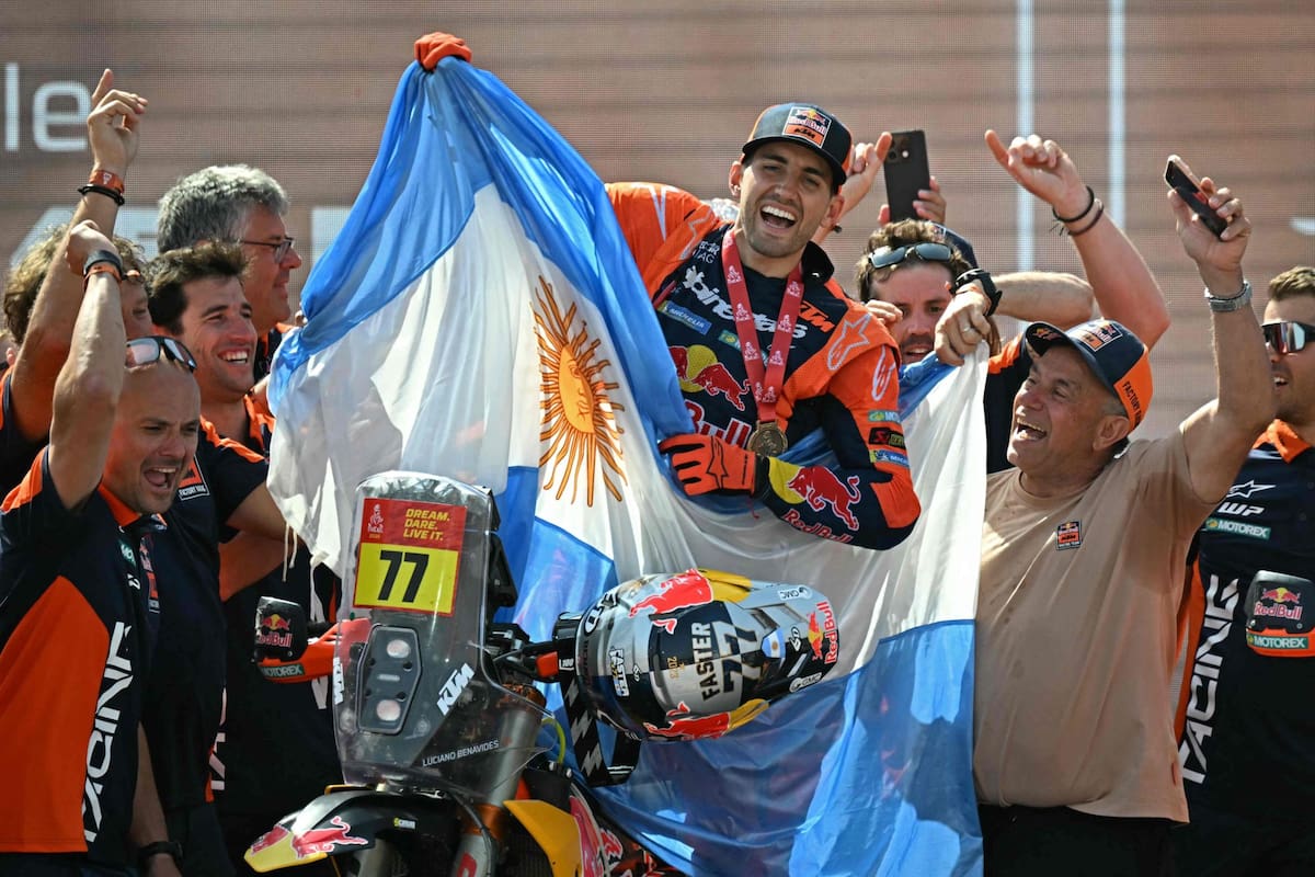 La felicidad de Luciano Benavides con la bandera argentina, tras ganar el Dakar