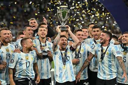 La felicidad de Messi, ante otra copa que levanta con la Argentina