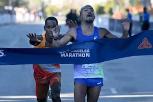 Recortó una distancia de 50 metros y ganó la Maratón de Los Ángeles sobre la línea