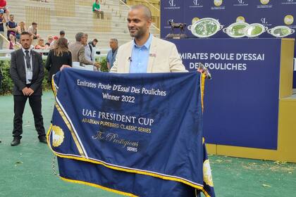 La felicidad de Tony Parker, que muestra la manta reservada a la ganadora de la Polla de Potrancas de ParisLongchamp; su yegua Mangoustine fue la vencedora