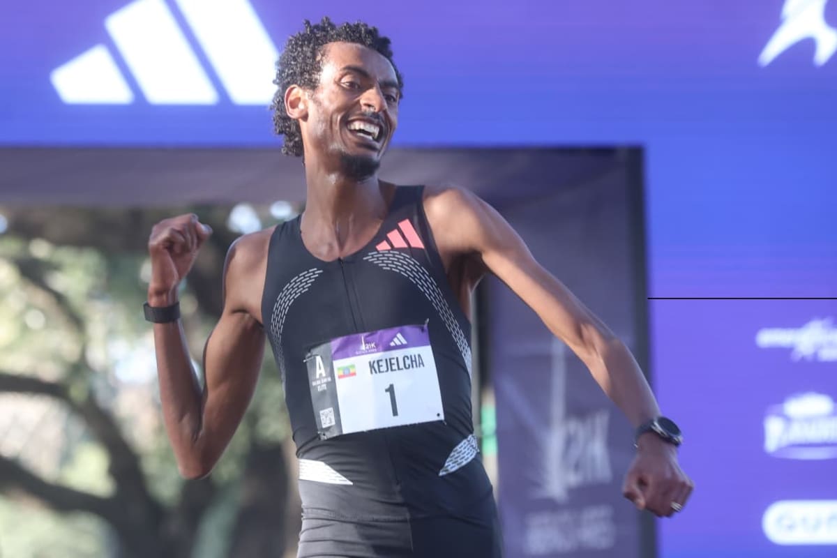La felicidad de Yomif Kejelcha al llegar a la meta