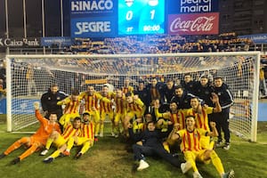 La felicidad del equipo del Sant Andreu luego de un triunfo crucial (Twitter @uesantandreu)