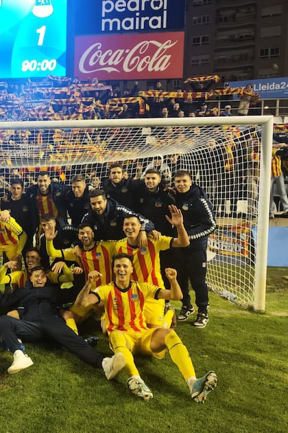 La felicidad del equipo del Sant Andreu luego de un triunfo crucial (Twitter @uesantandreu)