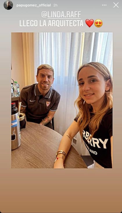 La felicidad del Papu por la llegada de su esposa a Sevilla. Crédito: Instagram
