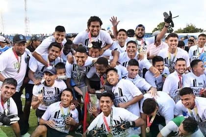 La felicidad del plantel de San Antonio Bulo Bulo luego de concretar su ascenso a la primera categoría de Bolivia; dos años más tarde debutará por la Copa Libertadores.